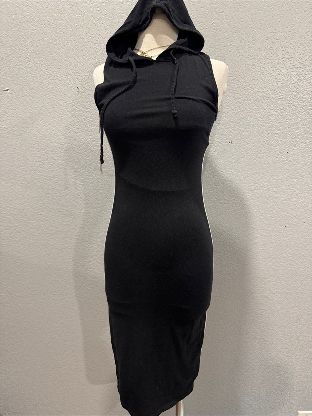 Heart & Hips Black Sleeveless Hooded Midi Dress
